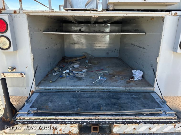 image for item OM9882 2006 Ford  F350 Super Duty XL utility bed pickup truck