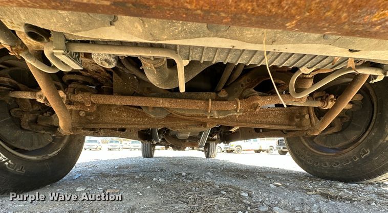 image for item OM9882 2006 Ford  F350 Super Duty XL utility bed pickup truck