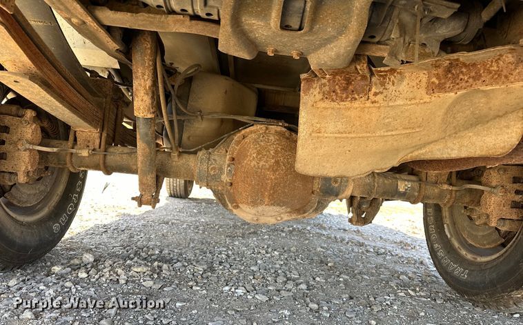 image for item OM9882 2006 Ford  F350 Super Duty XL utility bed pickup truck