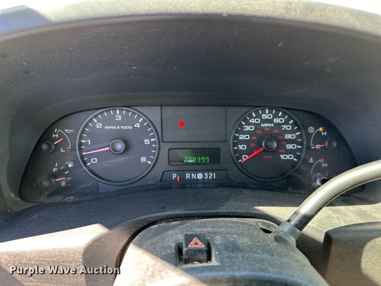 image for item OM9882 2006 Ford  F350 Super Duty XL utility bed pickup truck