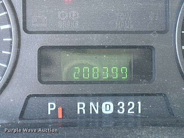 image for item OM9882 2006 Ford  F350 Super Duty XL utility bed pickup truck