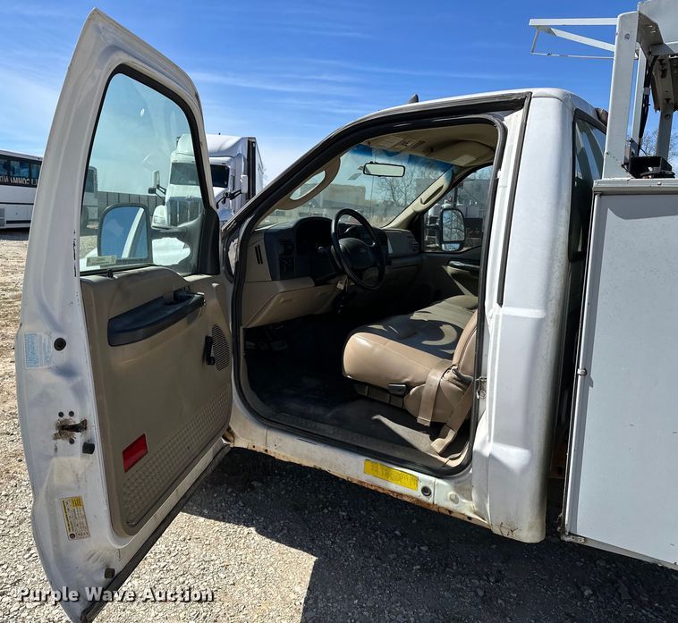 image for item OM9882 2006 Ford  F350 Super Duty XL utility bed pickup truck