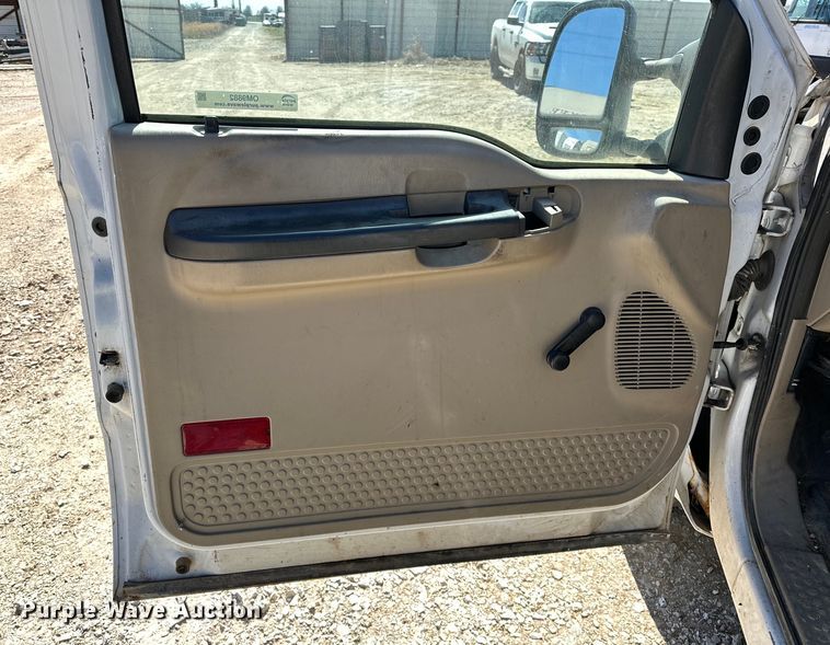 image for item OM9882 2006 Ford  F350 Super Duty XL utility bed pickup truck