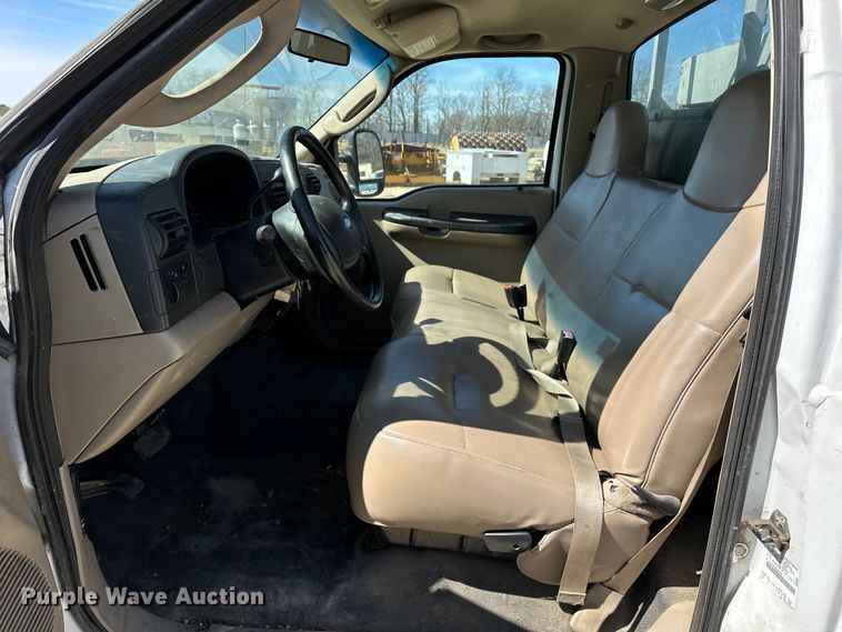 image for item OM9882 2006 Ford  F350 Super Duty XL utility bed pickup truck