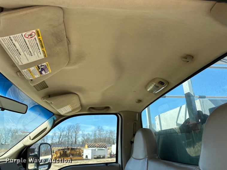 image for item OM9882 2006 Ford  F350 Super Duty XL utility bed pickup truck