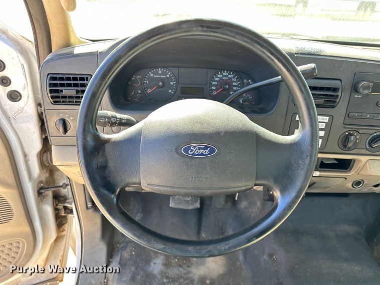 image for item OM9882 2006 Ford  F350 Super Duty XL utility bed pickup truck