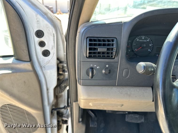 image for item OM9882 2006 Ford  F350 Super Duty XL utility bed pickup truck