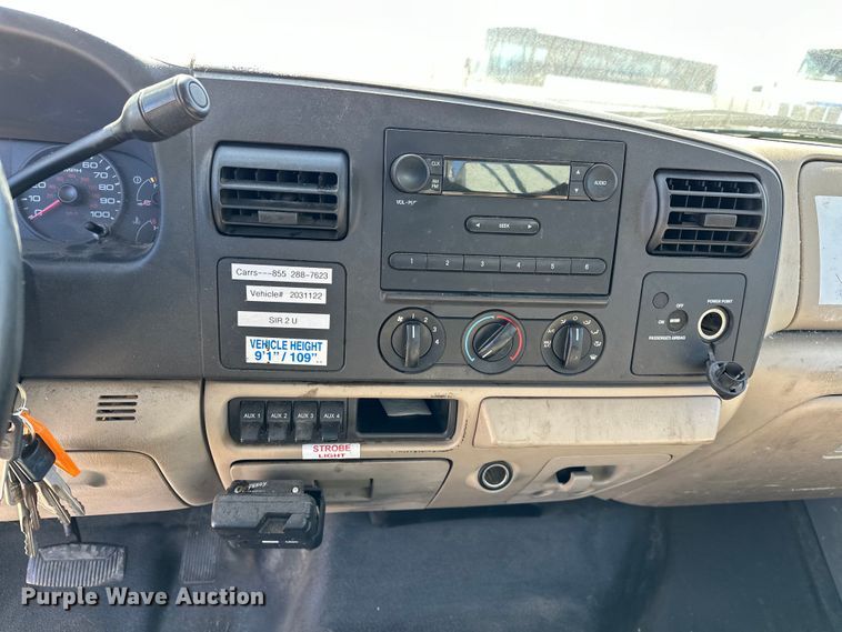 image for item OM9882 2006 Ford  F350 Super Duty XL utility bed pickup truck