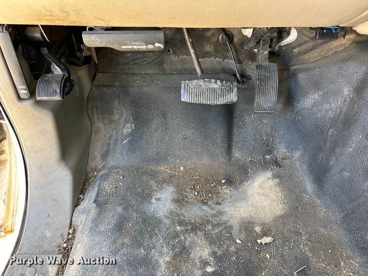 image for item OM9882 2006 Ford  F350 Super Duty XL utility bed pickup truck