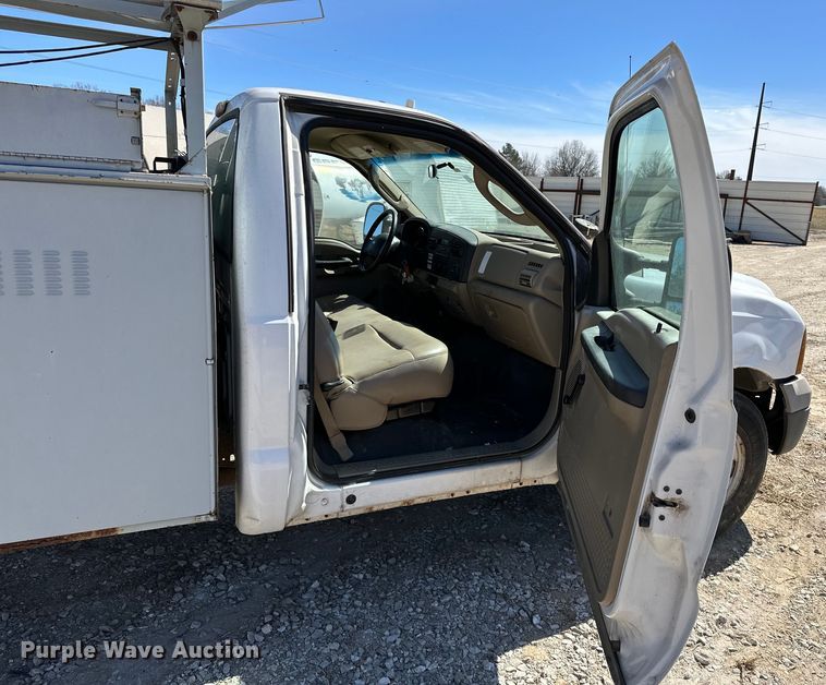 image for item OM9882 2006 Ford  F350 Super Duty XL utility bed pickup truck