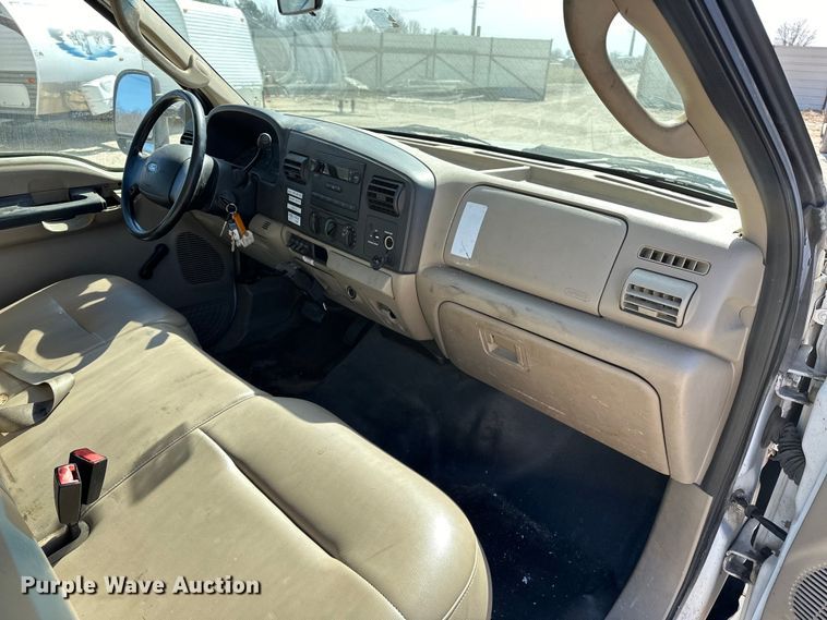 image for item OM9882 2006 Ford  F350 Super Duty XL utility bed pickup truck