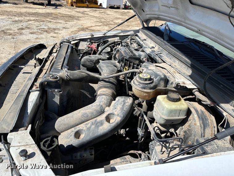 image for item OM9882 2006 Ford  F350 Super Duty XL utility bed pickup truck