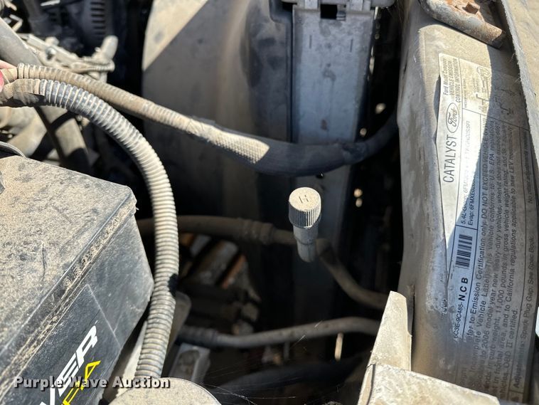 image for item OM9882 2006 Ford  F350 Super Duty XL utility bed pickup truck