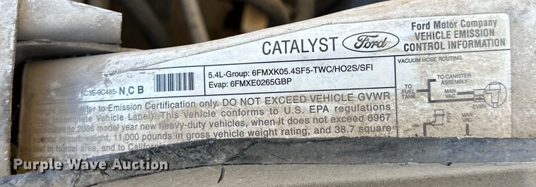 image for item OM9882 2006 Ford  F350 Super Duty XL utility bed pickup truck