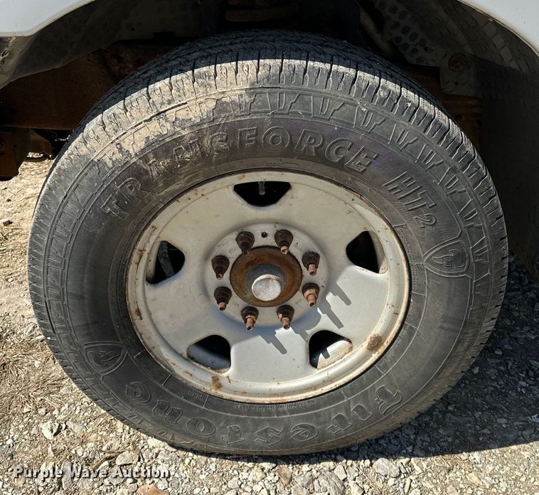 image for item OM9882 2006 Ford  F350 Super Duty XL utility bed pickup truck