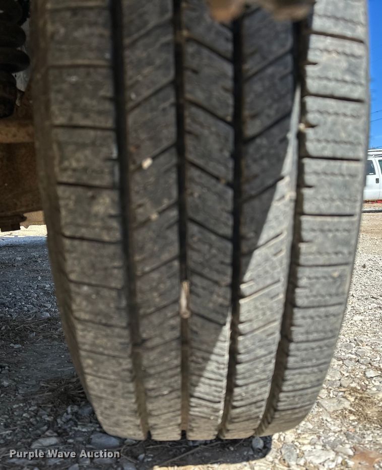 image for item OM9882 2006 Ford  F350 Super Duty XL utility bed pickup truck