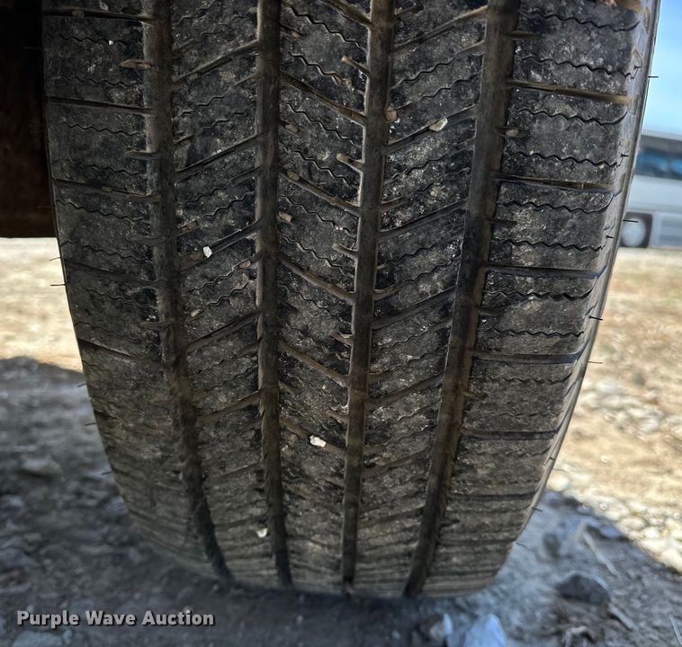 image for item OM9882 2006 Ford  F350 Super Duty XL utility bed pickup truck