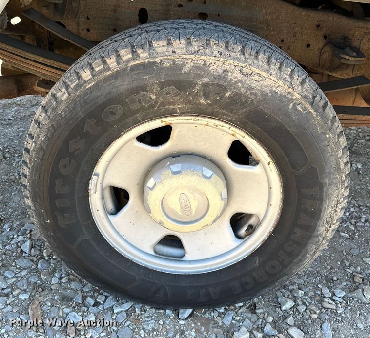 image for item OM9882 2006 Ford  F350 Super Duty XL utility bed pickup truck