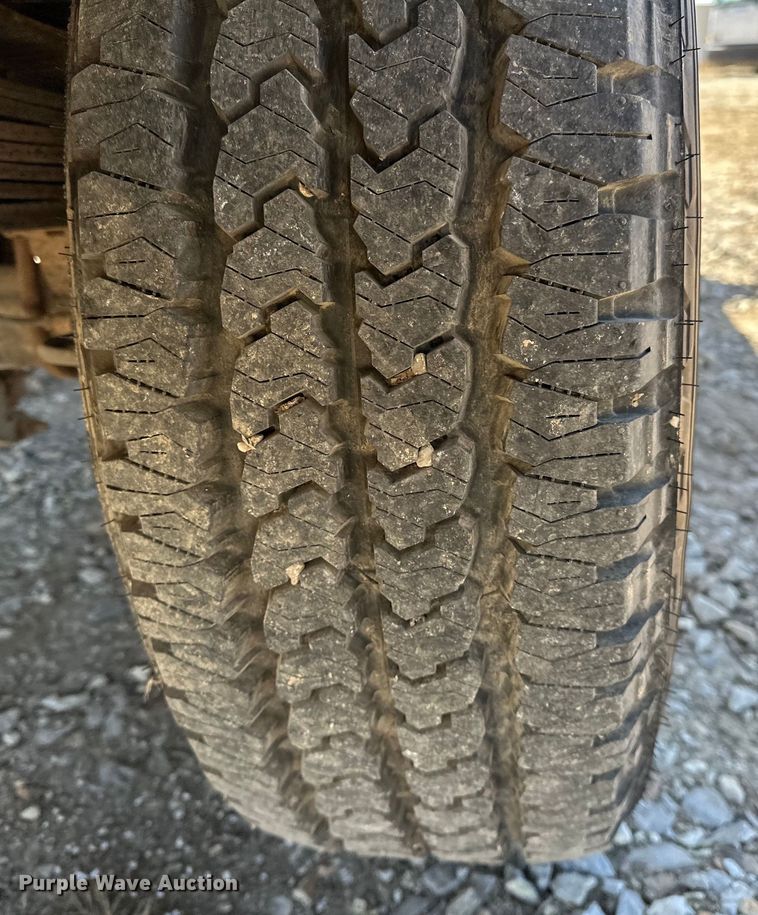 image for item OM9882 2006 Ford  F350 Super Duty XL utility bed pickup truck