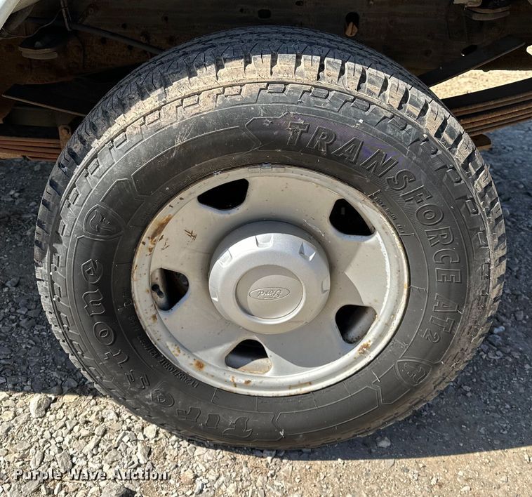 image for item OM9882 2006 Ford  F350 Super Duty XL utility bed pickup truck