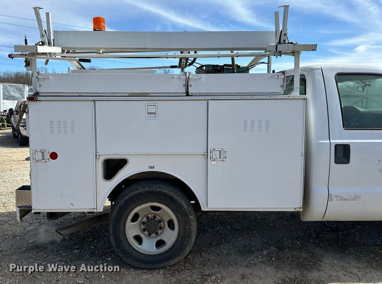 image for item OM9883 2008 Ford  F350 Super Duty XL utility bed pickup truck