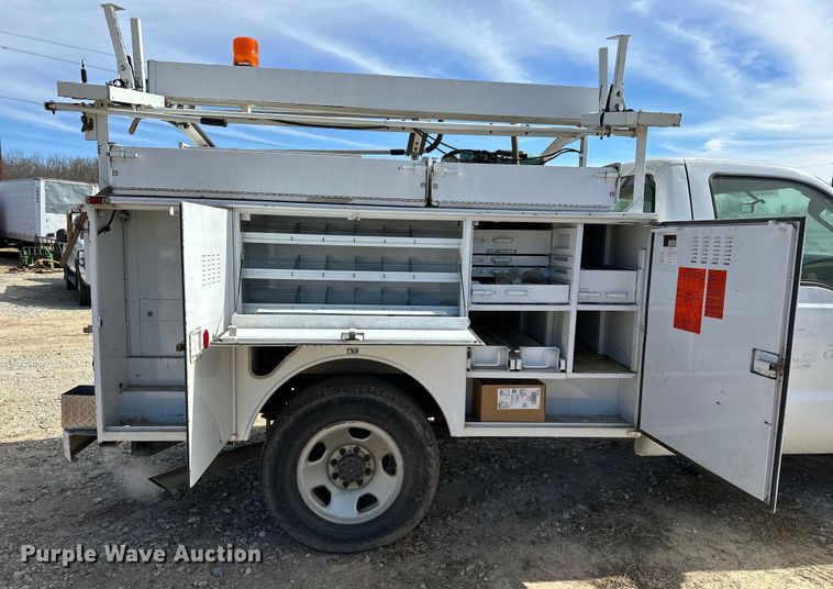 image for item OM9883 2008 Ford  F350 Super Duty XL utility bed pickup truck