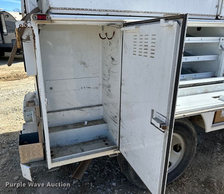 image for item OM9883 2008 Ford  F350 Super Duty XL utility bed pickup truck