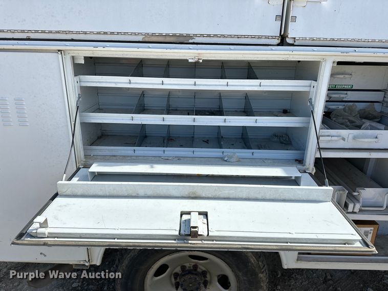 image for item OM9883 2008 Ford  F350 Super Duty XL utility bed pickup truck