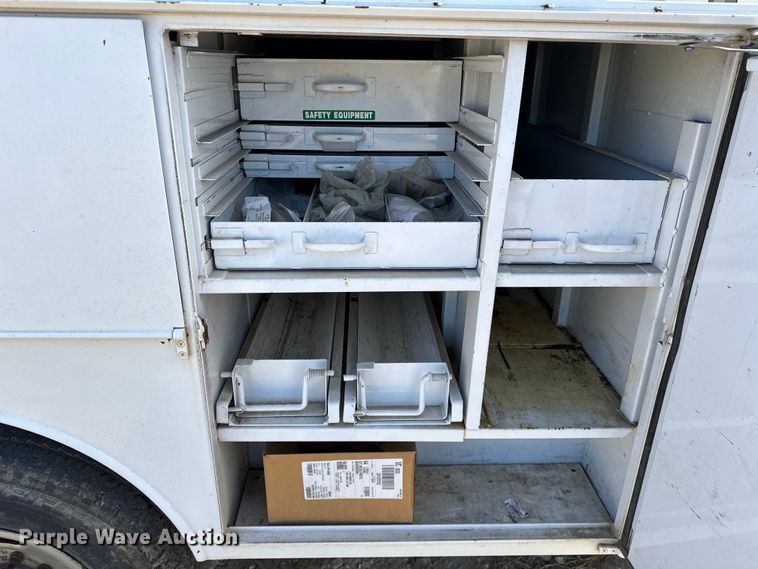 image for item OM9883 2008 Ford  F350 Super Duty XL utility bed pickup truck