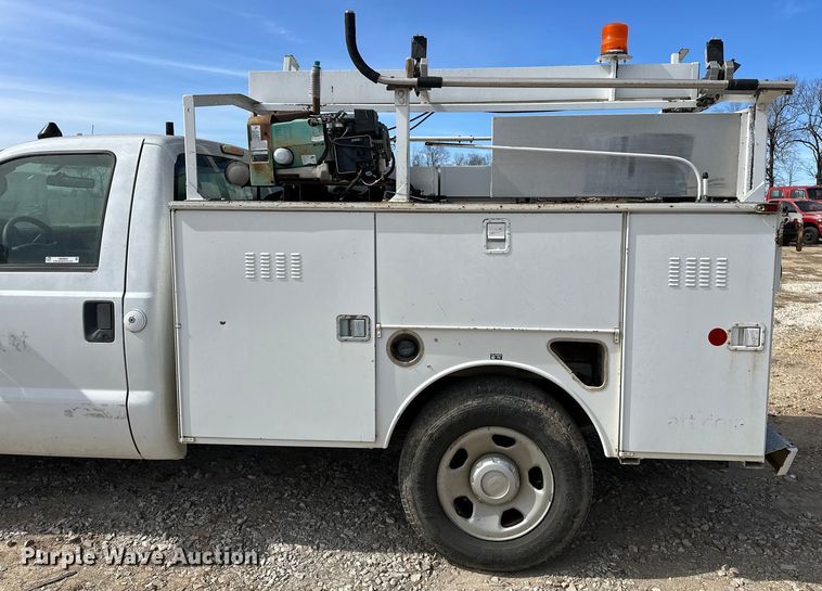 image for item OM9883 2008 Ford  F350 Super Duty XL utility bed pickup truck