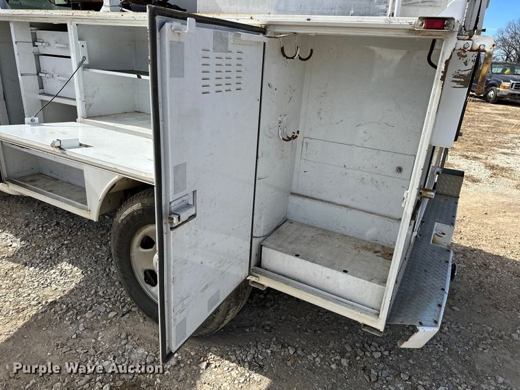 image for item OM9883 2008 Ford  F350 Super Duty XL utility bed pickup truck