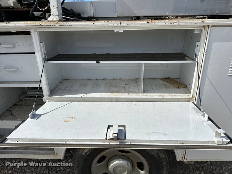 image for item OM9883 2008 Ford  F350 Super Duty XL utility bed pickup truck