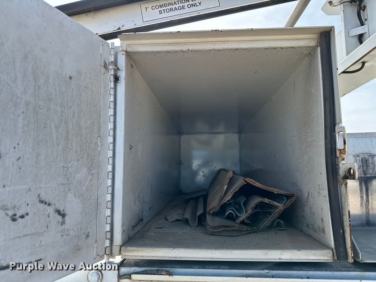 image for item OM9883 2008 Ford  F350 Super Duty XL utility bed pickup truck