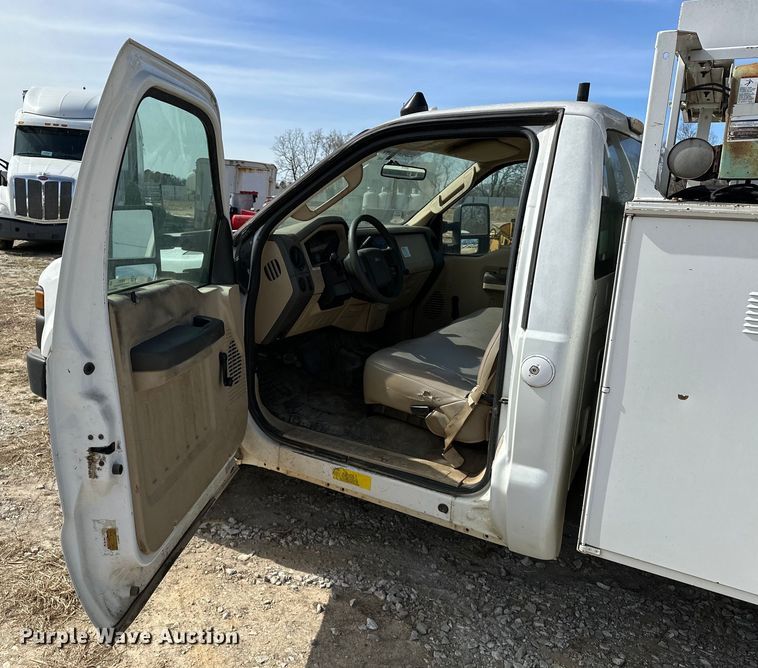 image for item OM9883 2008 Ford  F350 Super Duty XL utility bed pickup truck