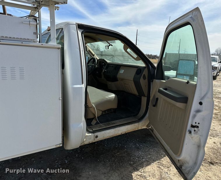 image for item OM9883 2008 Ford  F350 Super Duty XL utility bed pickup truck