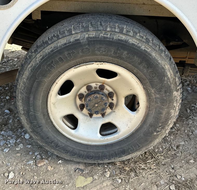 image for item OM9883 2008 Ford  F350 Super Duty XL utility bed pickup truck