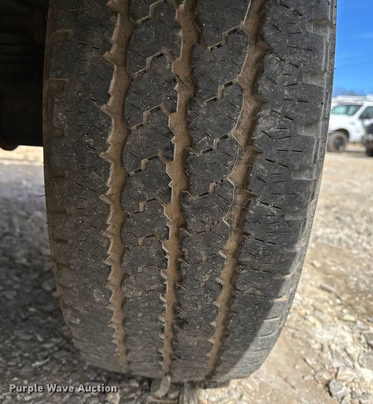 image for item OM9883 2008 Ford  F350 Super Duty XL utility bed pickup truck