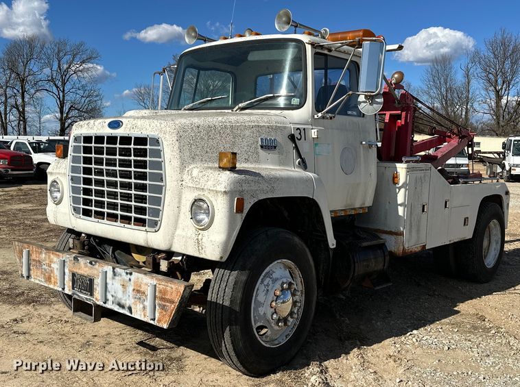 image for item OM9894 1984 Ford 9000 tow truck