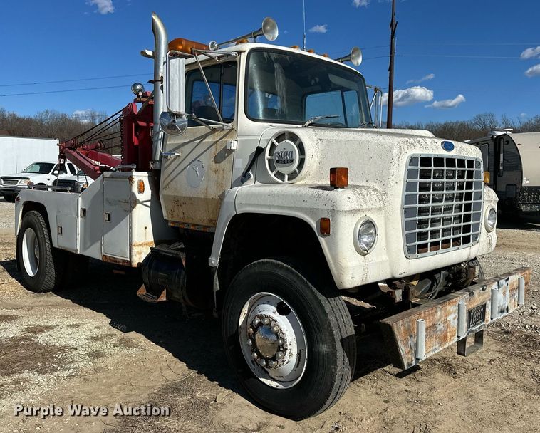 image for item OM9894 1984 Ford 9000 tow truck