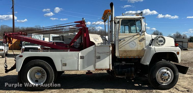 image for item OM9894 1984 Ford 9000 tow truck