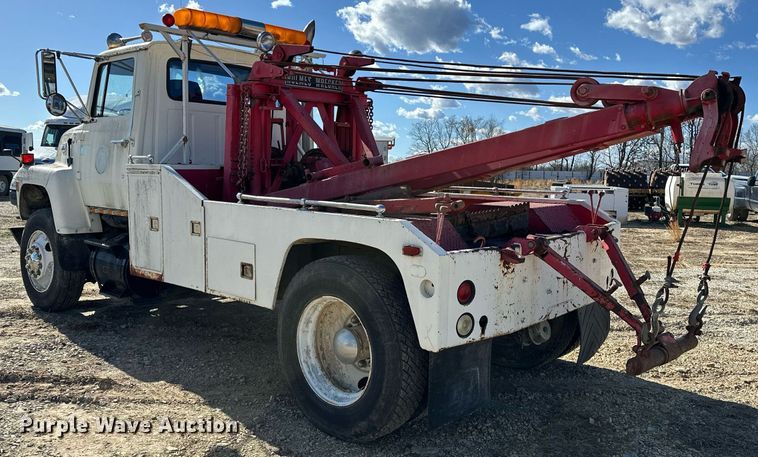 image for item OM9894 1984 Ford 9000 tow truck