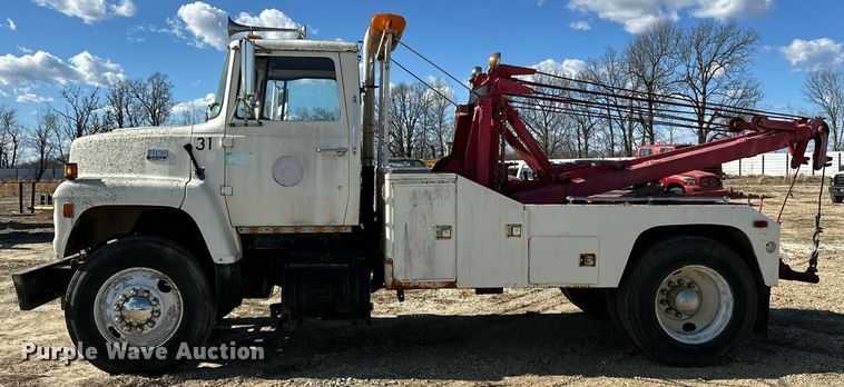 image for item OM9894 1984 Ford 9000 tow truck