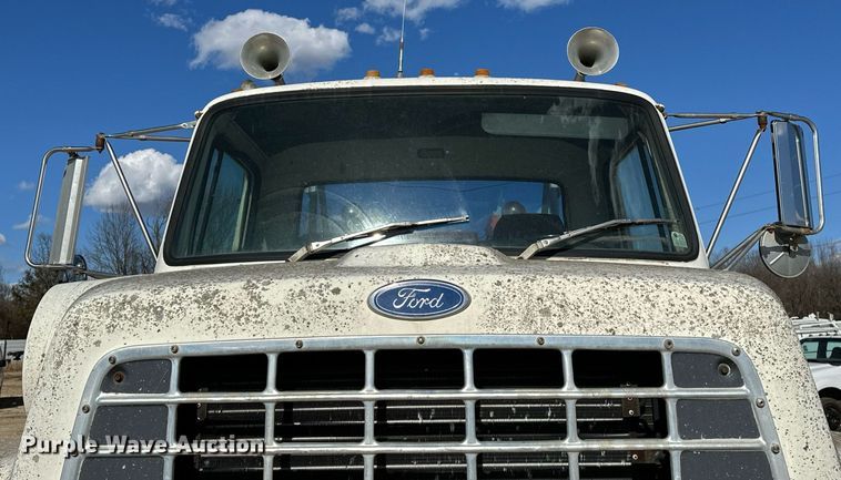 image for item OM9894 1984 Ford 9000 tow truck