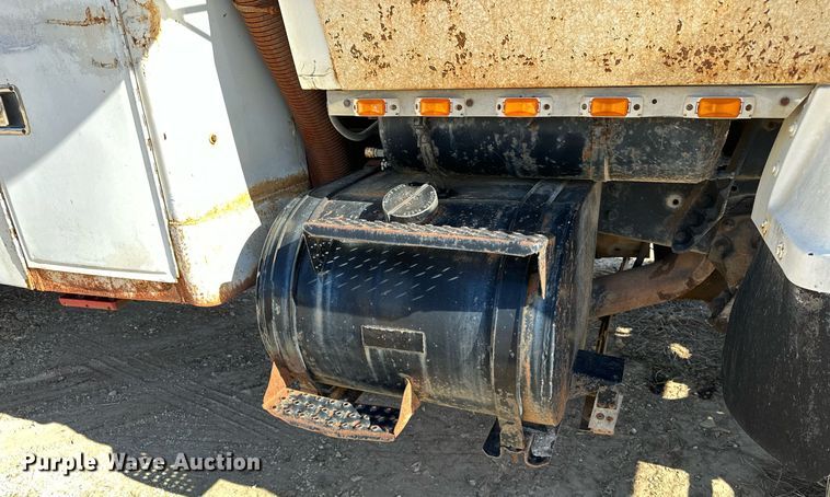 image for item OM9894 1984 Ford 9000 tow truck