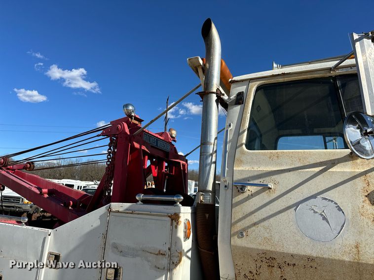 image for item OM9894 1984 Ford 9000 tow truck