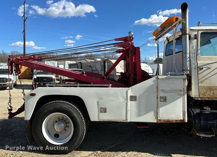 image for item OM9894 1984 Ford 9000 tow truck