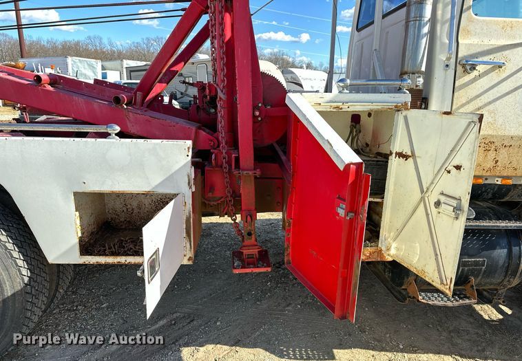 image for item OM9894 1984 Ford 9000 tow truck