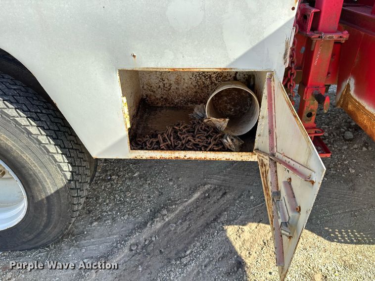 image for item OM9894 1984 Ford 9000 tow truck