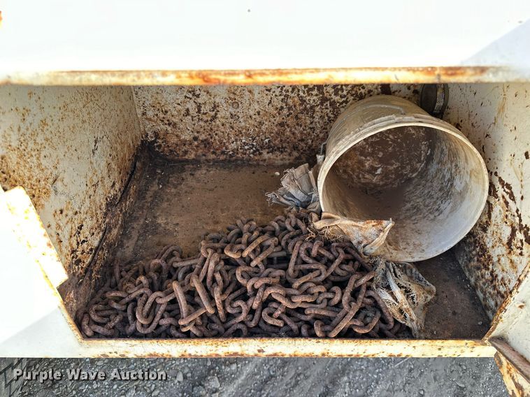 image for item OM9894 1984 Ford 9000 tow truck