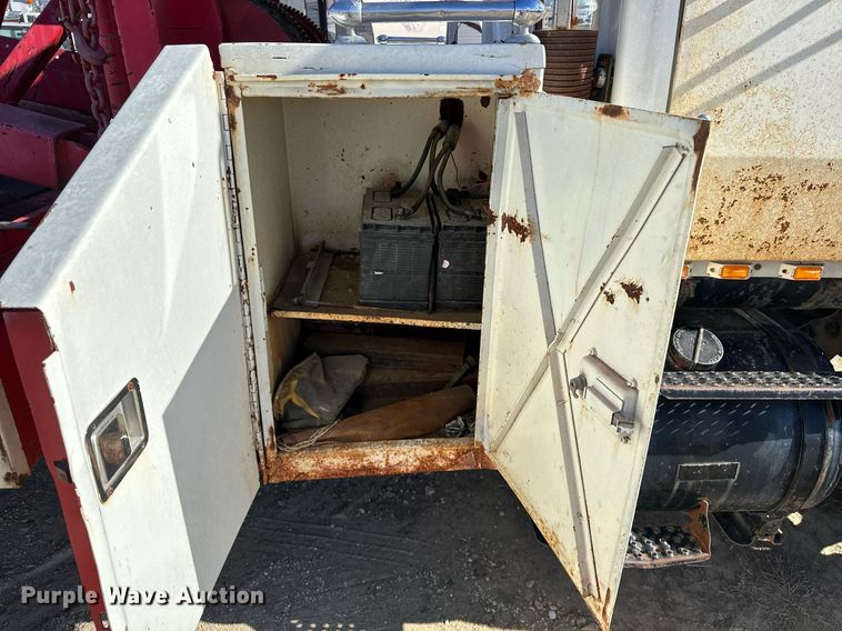 image for item OM9894 1984 Ford 9000 tow truck